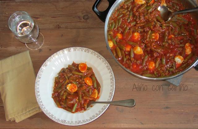 JUDÍAS CON HUEVOS DE CODORNIZ, TOMATE Y ANCHOAS JUDÍAS CON HUEVOS DE CODORNIZ, TOMATE Y ANCHOAS