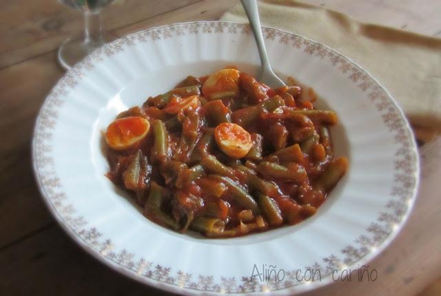 JUDÍAS CON HUEVOS DE CODORNIZ, TOMATE Y ANCHOAS JUDÍAS CON HUEVOS DE CODORNIZ, TOMATE Y ANCHOAS