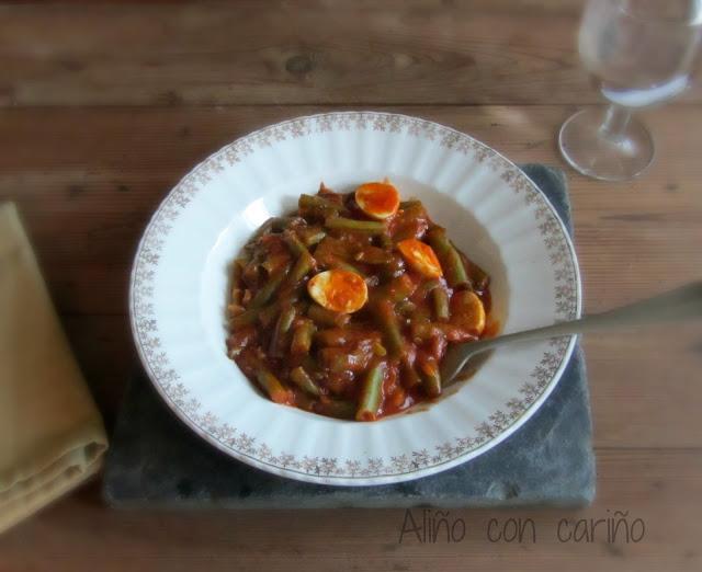 JUDÍAS CON HUEVOS DE CODORNIZ, TOMATE Y ANCHOAS JUDÍAS CON HUEVOS DE CODORNIZ, TOMATE Y ANCHOAS