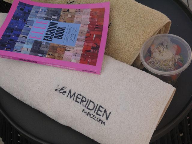 Plan de mediodía en Barcelona: Sunbathing Lunch en el hotel Le Méridien toalla spa le merdien