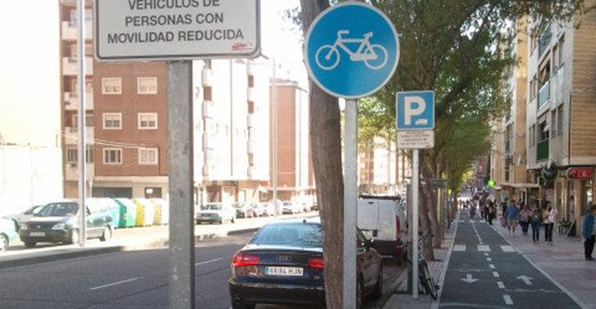 El colmo de la desfachatez 'periodística' Vehículo del director general de La Gaceta Regional aparcado indebidamente entre un reservado de carga y descarga y una zona para personas con movilidad reducida