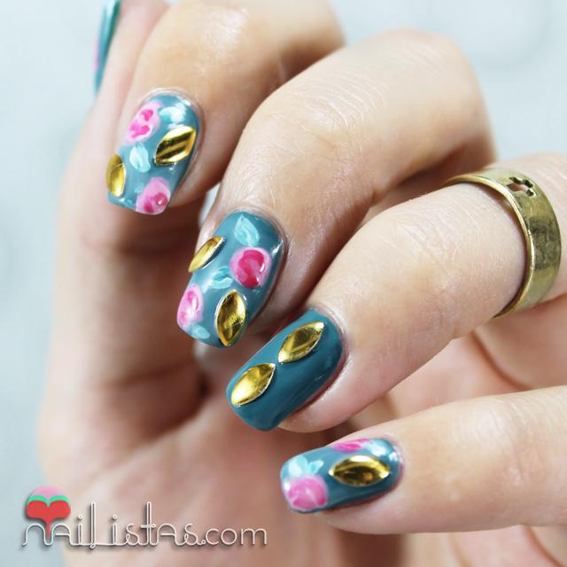 Uñas decoradas con flores vintage y tachuelas en verde Uñas decoradas con flores vintage y tachuelas en verde