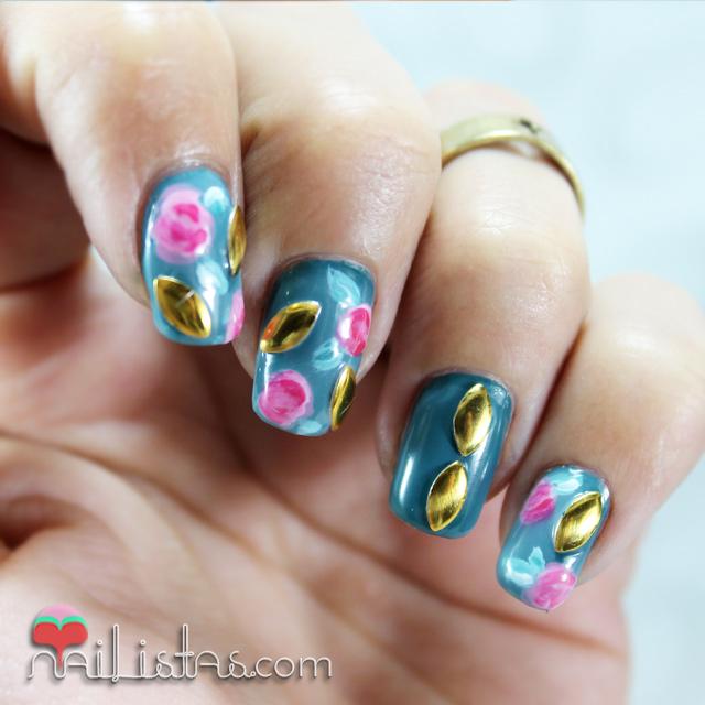 Uñas decoradas con flores vintage y tachuelas en verde Uñas decoradas con flores vintage y tachuelas en verde