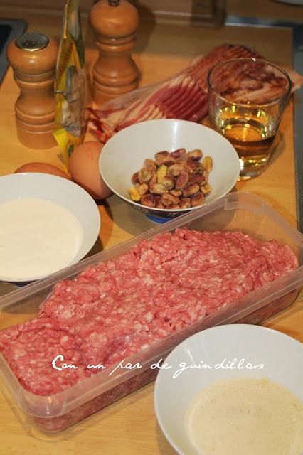 Terrina de carne con pistachos acompañada de mermelada de cebolla Terrina de carne con pistachos acompañada de mermelada de cebolla