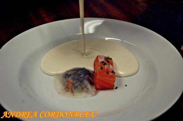 AJOBLANCO CON SALMÓN MARINADO Y RAVIOLI DE HUEVAS AJOBLANCO CON SALMÓN MARINADO Y RAVIOLI DE HUEVAS
