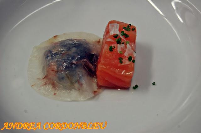 AJOBLANCO CON SALMÓN MARINADO Y RAVIOLI DE HUEVAS