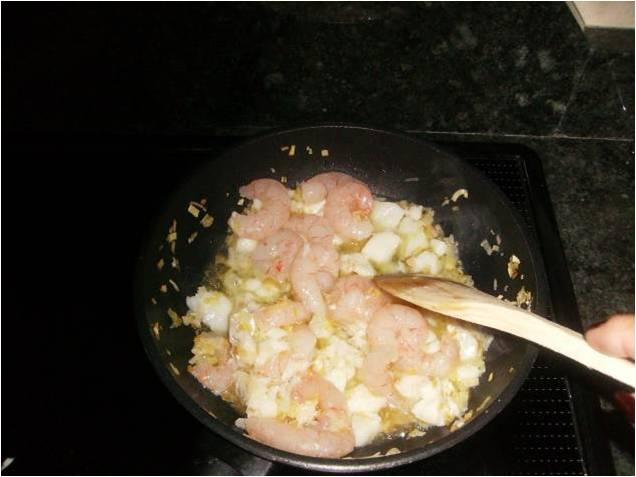 REVUELTO DE BACALAO Y GAMBAS REVUELTO DE BACALAO Y GAMBAS