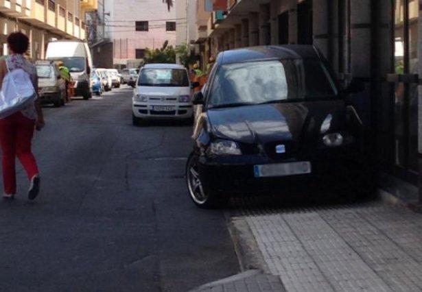 Un vecino en silla de ruedas denuncia que tuvo que esperar 15 minutos para pasar por una calle porque había un coche sobre la acera - Lanzarote Un vecino en silla de ruedas denuncia que tuvo que esperar 15 minutos para pasar por una calle porque había un coche sobre la acera - Lanzarote
