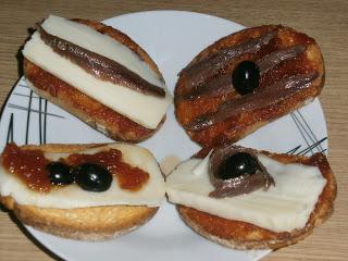 Tostas de mermelada de tomate y queso Tostas de mermelada de tomate y queso