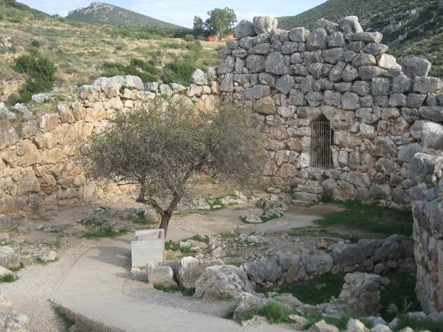 Entre las murallas de Micenas: la ciudad de los reyes malditos Entre las murallas de Micenas: la ciudad de los reyes malditos