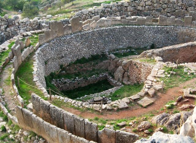 Entre las murallas de Micenas: la ciudad de los reyes malditos Entre las murallas de Micenas: la ciudad de los reyes malditos