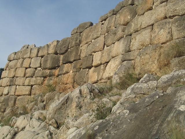Entre las murallas de Micenas: la ciudad de los reyes malditos Entre las murallas de Micenas: la ciudad de los reyes malditos