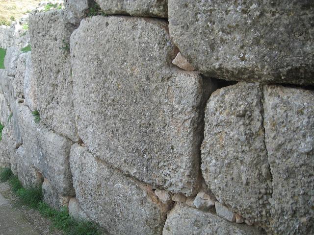 Entre las murallas de Micenas: la ciudad de los reyes malditos Entre las murallas de Micenas: la ciudad de los reyes malditos