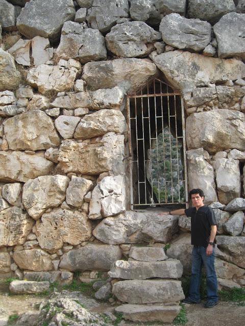 Entre las murallas de Micenas: la ciudad de los reyes malditos Entre las murallas de Micenas: la ciudad de los reyes malditos