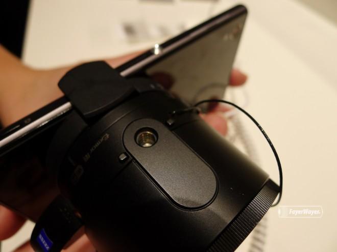 Lentes Sony QX10 y QX100 para smartphone a primera vista QX10 - El trípode va aquí