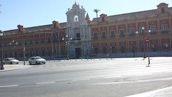 Paseando por Sevilla en coche de caballos. Paseando por Sevilla en coche de caballos.