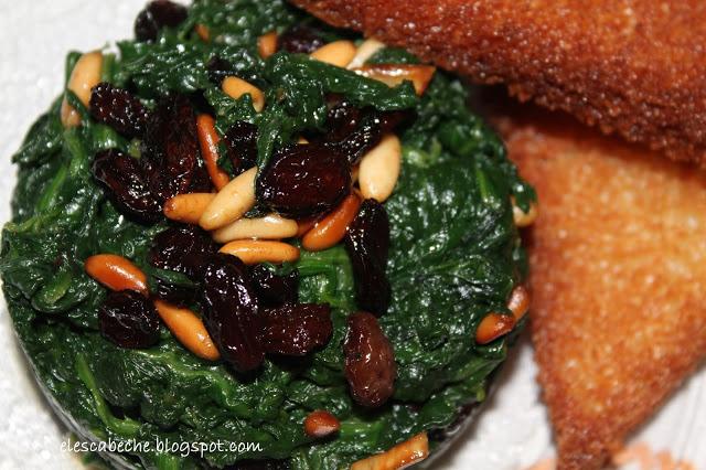 Espinacas salteadas con pasas y piñones Espinacas salteadas con pasas y piñones