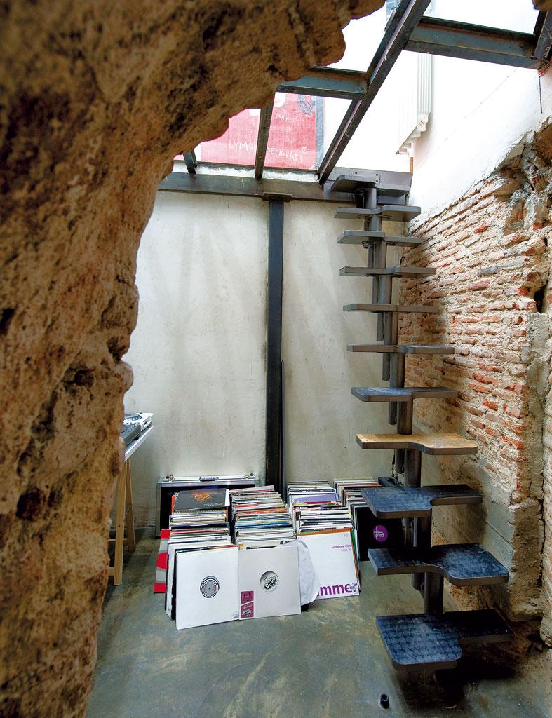 LA TRANSGRESORA CASA DE UN DJ LA TRANSGRESORA CASA DE UN DJ