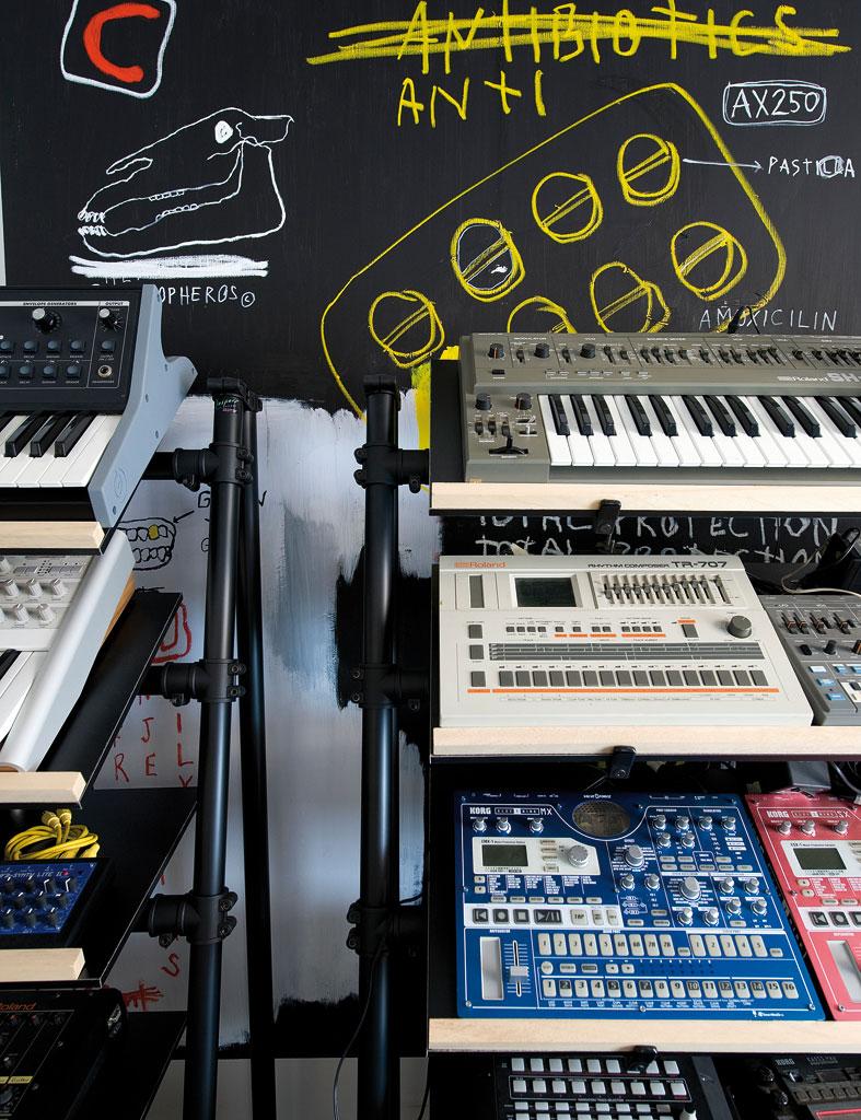 LA TRANSGRESORA CASA DE UN DJ LA TRANSGRESORA CASA DE UN DJ