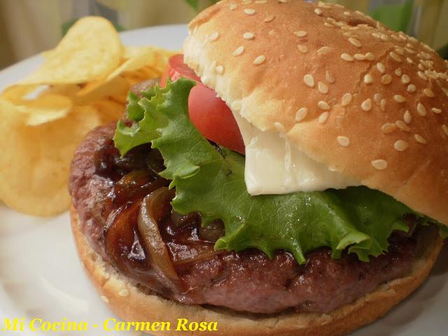 HAMBURGUESA DE TERNERA CON CEBOLLA CARAMELIZADA HAMBURGUESA DE TERNERA CON CEBOLLA CARAMELIZADA