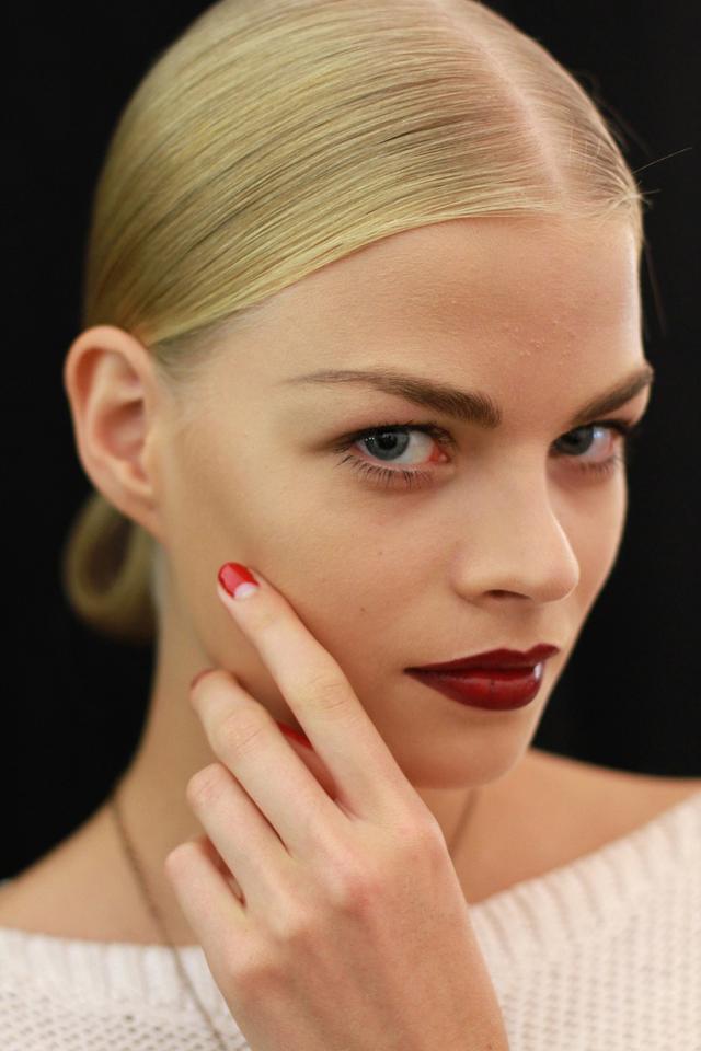 Seven red nail styles seen on fashion shows Seven red nail styles seen on fashion shows