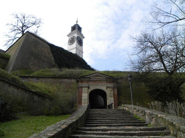 SERBIA: LA FORTALEZA DE NOVI SAD SOBRE EL DANUBIO.