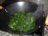 Hígado salteado con espinacas y jengibre Hígado salteado con espinacas y jengibre