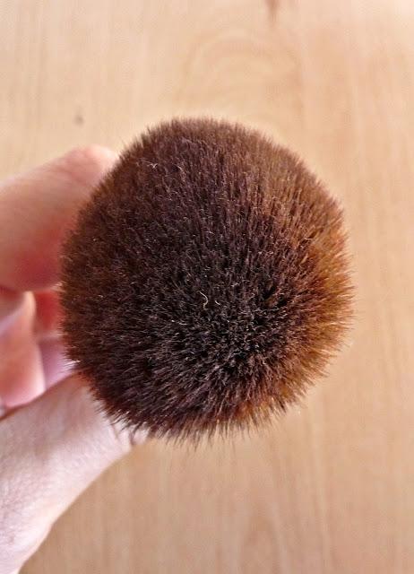 Kit contra el bigote mojado = blanco: Brocha Eco Tools y polvos Kiko Kit contra el bigote mojado = blanco: Brocha Eco Tools y polvos Kiko