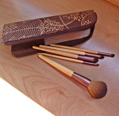 Kit contra el bigote mojado = blanco: Brocha Eco Tools y polvos Kiko Kit contra el bigote mojado = blanco: Brocha Eco Tools y polvos Kiko