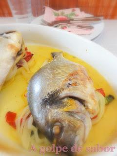 Dorada al horno con una cama de papas, pimientos y cebolla Dorada al horno con una cama de papas, pimientos y cebolla