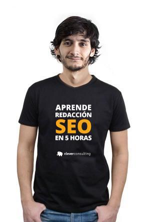 Luis Monge con una camiseta molona anunciando el curso de Redacción SEO