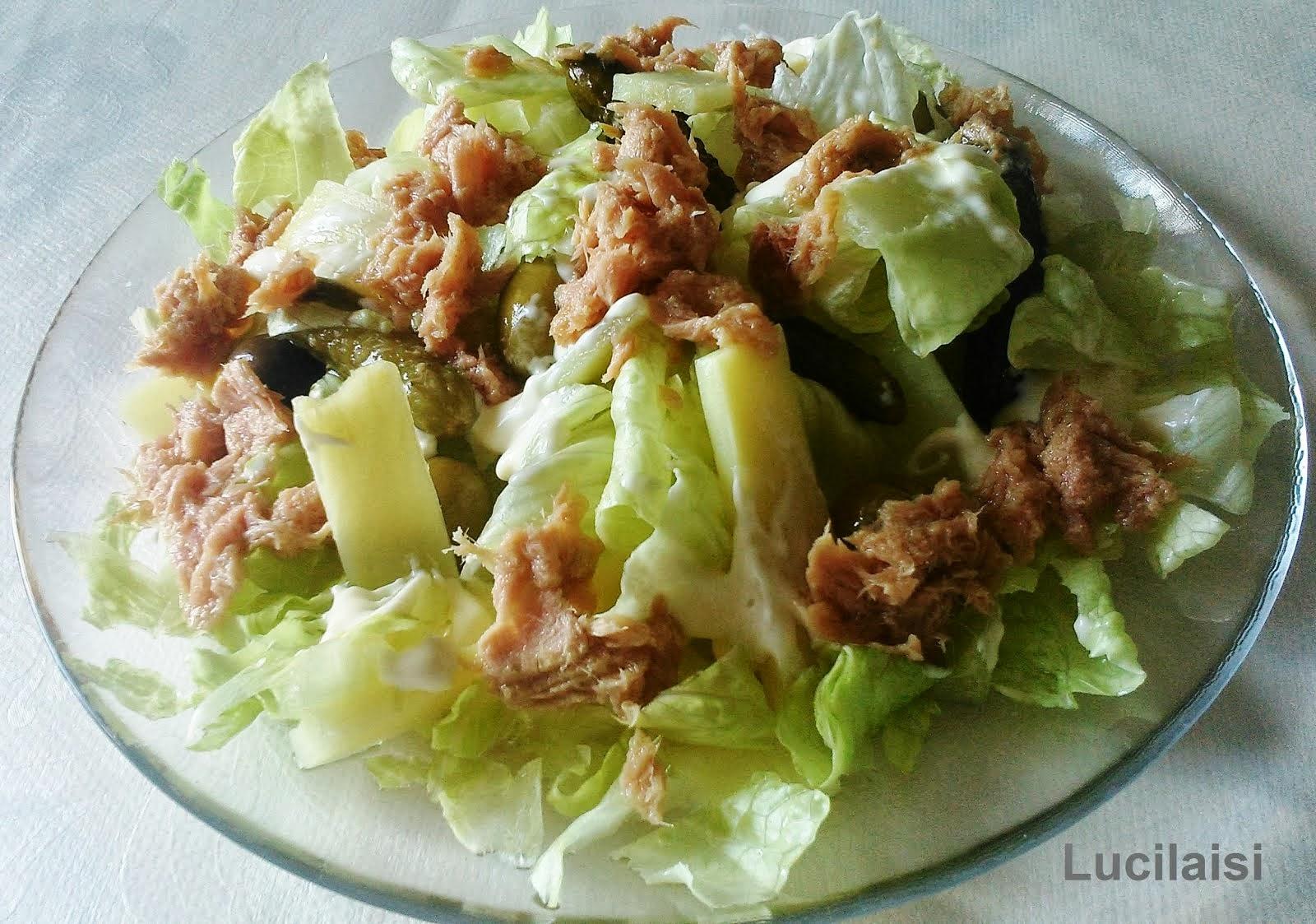 Ensalada de tallos de bambú con lechuga y atún.