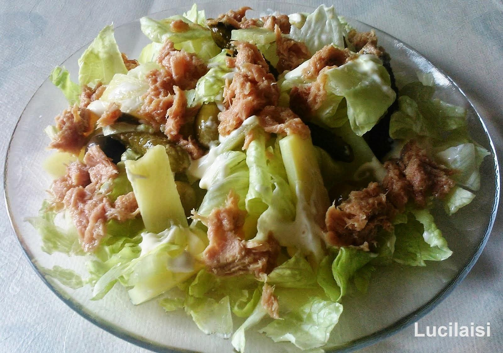 Ensalada de tallos de bambú con lechuga y atún.