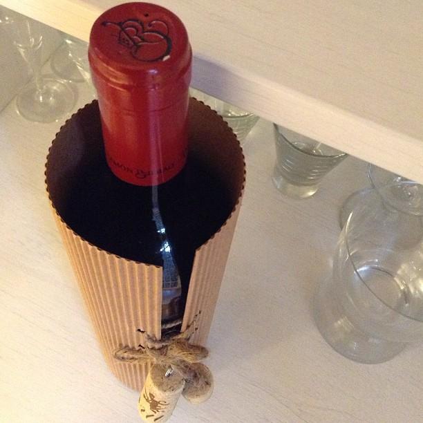 envolviendo una botella de vino - wrapping a bottle of wine