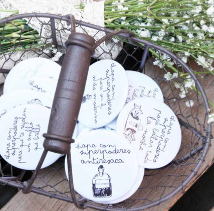 6 tiendas online para hacer tu boda aún más especial Chapas con superpoderes