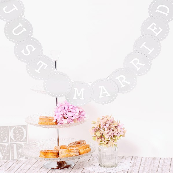 6 tiendas online para hacer tu boda aún más especial Banderines decorativos