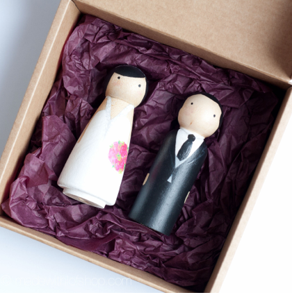 6 tiendas online para hacer tu boda aún más especial Muñecos de madera para la tarta