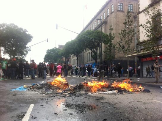 Actualización: Desalojo de la CNTE de la plancha del Zócalo de la Ciudad de México (fotos, video EN VIVO) la-foto-57