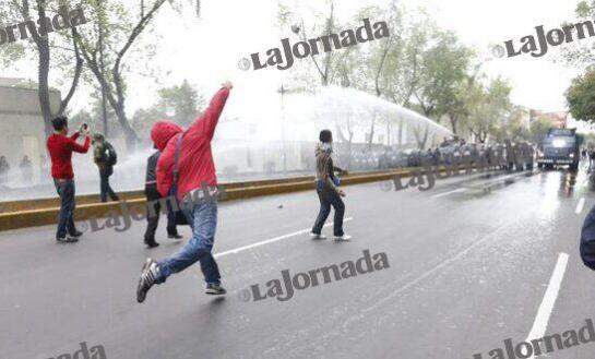 Interpretando las fotos del desalojo de la CNTE del Zócalo+frases de los medios (Parodia) BUE0UYjCUAAZjA9