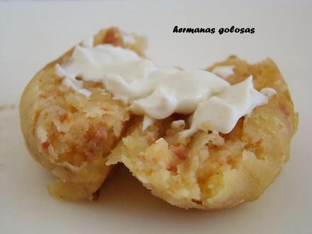 CROQUETAS DE PATATA Y CHORIZO A LA SIDRA ACOMPAÑADAS CON CREMA DE QUESO AZUL