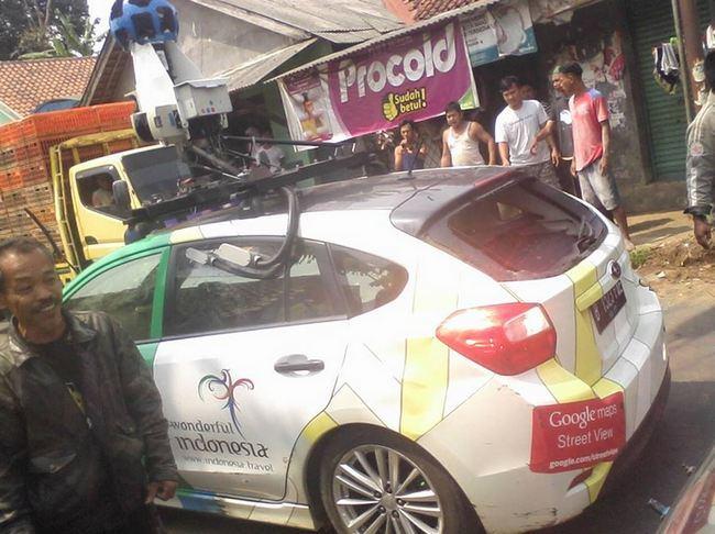 Conduciendo un auto de Google choca contra una minivan, escapa y choca dos veces más google-street-view-car-indonesia-1