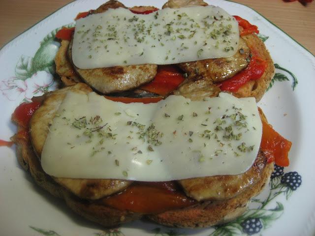 BOCADILLO DE LOMO CON QUESO BOCADILLO DE LOMO CON QUESO