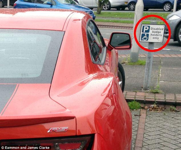 Nani, jugador del Manchester United, aparca su Camaro en plaza para personas con movilidad reducida Sólo titulares de los pases para minusválidos: Una señal indica que la bahía fue designado sólo para las personas con insignias