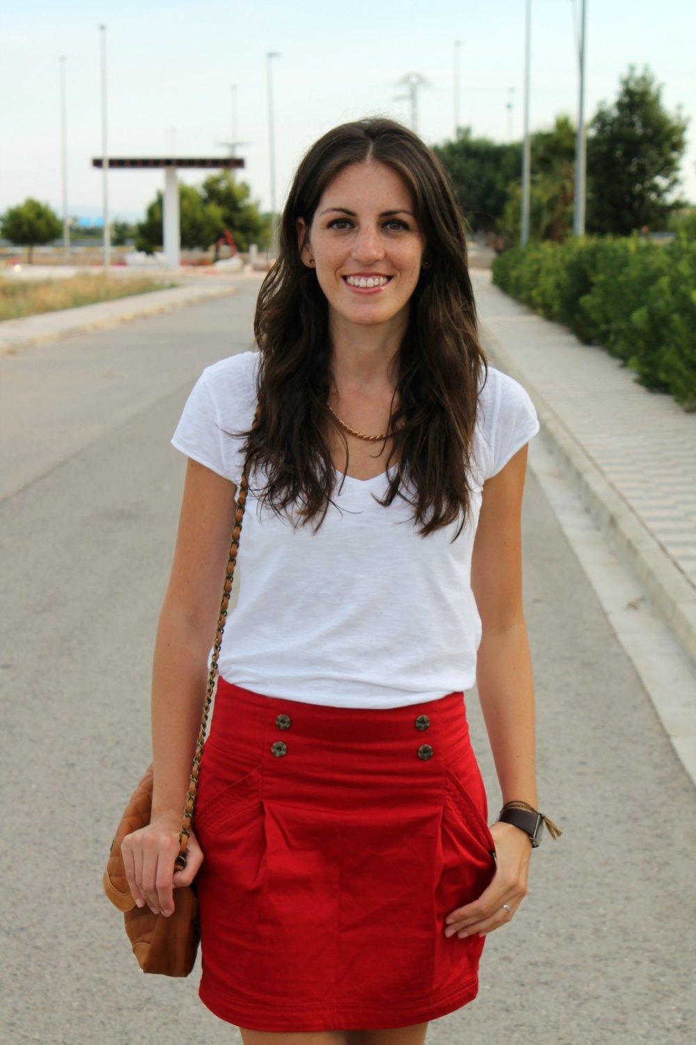 FALDA ROJA Aunque es una opción clásica, no hay mejor manera de destacar el color rojo de la falda que combinándola con una prenda blanca. Ya sea corta, midi o larga, la falda roja será la protagonista indiscutible de tu look si la llevas con una blusa o camiseta reformpan.gq posibilidad es perfecta para sobresalir con un outfit de lo más sensual y elegante a la vez, por lo que puedes aprovecharlo.