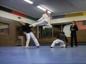 “Retroceder nunca, rendirse jamás” (1986) nrns1