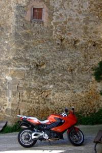 Vasconia en dos ruedas. Antoñana. Dejo la montura a la sombra de la historia.