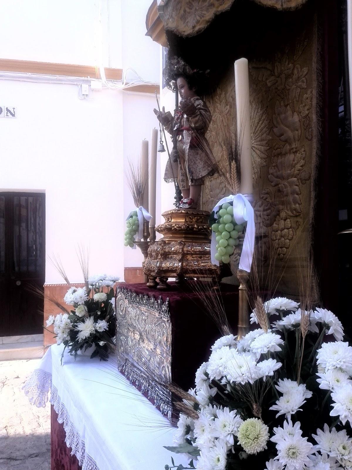 Altares de la procesión de Su Divina Majestad de la última noche de novena