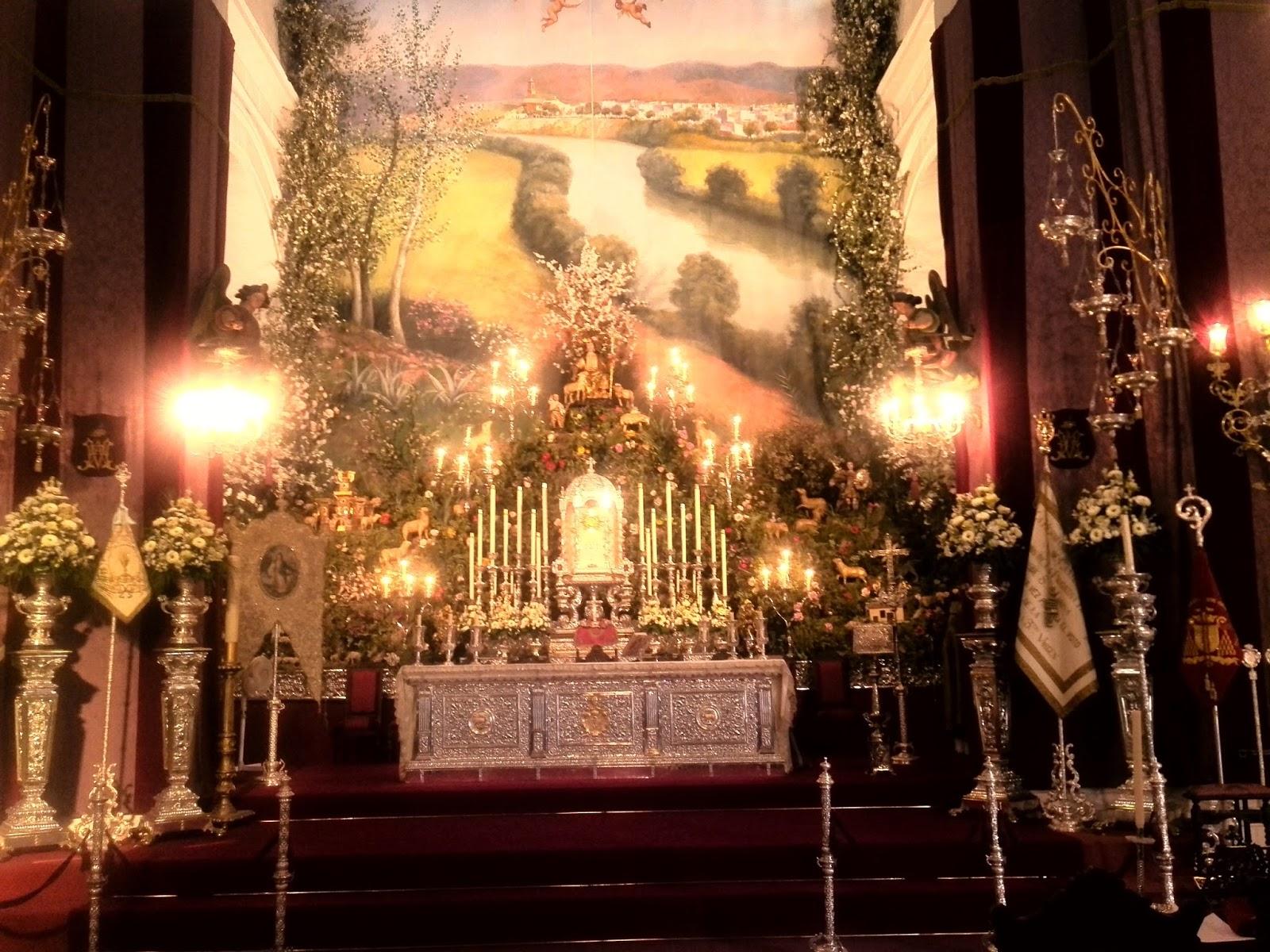 Altares de la procesión de Su Divina Majestad de la última noche de novena