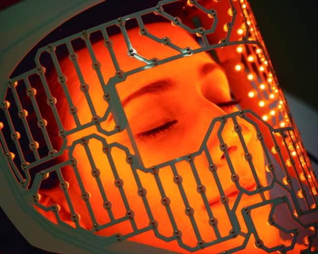 Máscara LED Antimanchas de Carmen Navarro llegada del espacio exterior Mascara amarilla LED Carmen Navarro rojo