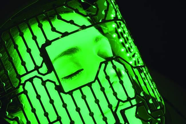 Máscara LED Antimanchas de Carmen Navarro llegada del espacio exterior Mascara verde LED Carmen Navarro